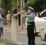 事发三亚！一女子穿拖鞋开车不服交警处罚 仰躺道路中央...... - 海南新闻中心