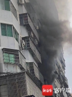 海口明珠苑小区起火 浓烟从室内冒出 - 海南新闻中心