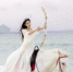 一袭白裙一匹白马，阿伦用最天然的方式展现海南的美。受访者供图 - 中新网海南频道