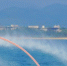 游客在三亚蜈支洲岛体验水上飞人。　陈宏 摄 - 中新网海南频道