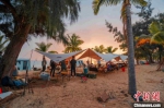 营客在三亚天涯海角海边沙滩体验露营生活 张曦 摄 - 中新网海南频道