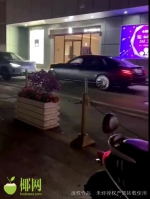 突发！疯狂奔驰海口街头深夜“发飙”连撞3车，司机被控制 - 海南新闻中心