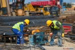 工人在海南未来产业园项目现场切割钢筋。记者石中华 摄 - 中新网海南频道