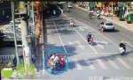 无证驾驶摩托车撞坏护栏后逃逸，东方这名“淡定哥”被拘15日！ - 海南新闻中心