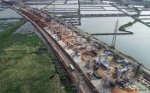 3月8日，位于海口西海岸的G15沈海高速公路海口段施工现场，工人在加足马力忙施工。王程龙 摄 - 中新网海南频道