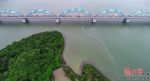 海口南渡江上的琼州大桥已成为城市亮丽的风景线。记者 康登淋 摄 - 中新网海南频道