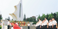 海南省多个单位到解放海南岛战役烈士陵园祭扫英烈 - 海南新闻中心