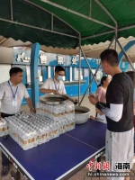 海口港口出岛车辆滞留 工作人员为司机旅客提供解暑饮品 - 中新网海南频道