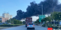 海口丘海大道一PVC管堆放场发生火灾 现场传出爆炸声 - 海南新闻中心