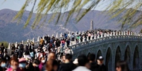 资料图：4月3日，北京天气晴好，市民在北京颐和园游览，踏青赏花。 中新社记者 盛佳鹏 摄 - 中新网海南频道