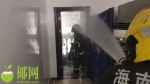 惊险！三亚一餐厅杂物间煤气罐着火，消防员从火场拎出… - 海南新闻中心