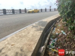 太阳湾路旁垃圾。记者 张宏波 摄 - 中新网海南频道
