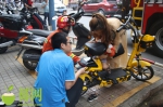 保亭1岁孩童贪玩右脚卡共享电单车，不能动弹…… - 海南新闻中心