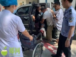 东方一工人不慎割伤脚动脉，出血量大！警方紧急开辟救援绿色通道…… - 海南新闻中心