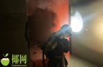 三亚一居民楼卧室凌晨起火，消防员浓烟中挨家敲门疏散8人 - 海南新闻中心