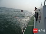 乘快艇出海钓鱼遇风浪 琼海海警成功救助3名落水人员 - 海南新闻中心