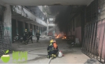 琼中一住宅区面包车着火，火势凶猛！一人还被困在楼内…… - 海南新闻中心