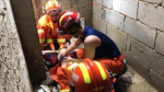 紧急！海口六旬老人跌落3米深坑， 消防破墙救援…… - 海南新闻中心