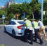 小轿车突发故障停在行车道 东方交警帮推车 - 海南新闻中心