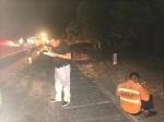 海南高速路发生交通事故大量碎石洒落影响通行 公路人全力清障 - 海南新闻中心