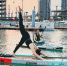 　桨板瑜伽爱好者在练习。 - 中新网海南频道