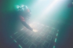2011年，“南澳Ⅰ号”沉船发掘，考古队员布设水下探方。 - 中新网海南频道