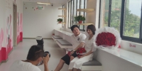 小林和爱人领完证后，在配合摄影师拍照。记者韩星 摄 - 中新网海南频道