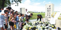 三亚市民自发来到国家杂交水稻工程技术研究中心海南基地追悼袁隆平 - 海南新闻中心