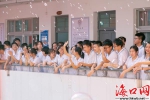 海南华侨中学为高考生加油鼓劲（组图） - 中新网海南频道