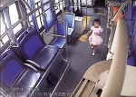 女子把孩子遗落在公交车上 公交司机帮找到家人 - 中新网海南频道
