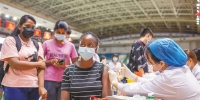 海南：留学生接种新冠疫苗 - 中新网海南频道