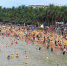 海口市民游客假日海滩花式“洗龙水” - 中新网海南频道