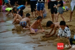 海口市民游客假日海滩花式“洗龙水” - 中新网海南频道