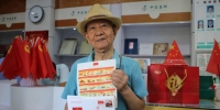海南民众排队购买《中国共产党成立100周年》纪念邮票 - 中新网海南频道