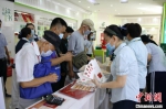 海南民众排队购买《中国共产党成立100周年》纪念邮票 - 中新网海南频道