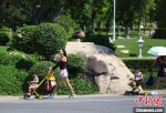 图为在南山景区，家长带着孩子在景区内游览。　陈文武 摄 - 中新网海南频道
