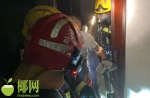 海口一小区凌晨起火，沙发和空调都烧了，2人被困 - 海南新闻中心