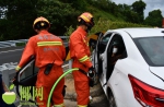 事发琼中！轿车撞上高速公路护栏 小女孩被救，司机被困…… - 海南新闻中心