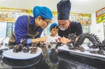 万宁兴隆热带植物园，小朋友在制作巧克力。 袁琛 摄 - 中新网海南频道