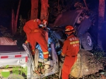 凌晨，万宁一皮卡车失控撞上大树，致1死1重伤 - 海南新闻中心
