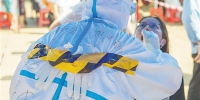 炎日天使“双翼”是冰袋！海口核酸检测采样点医护人员出招防暑降温 - 海南新闻中心