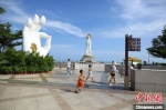8月5日，家长带着孩子在三亚南山文化旅游区游览。　陈文武 摄 - 中新网海南频道