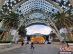 8月11日，几名顾客在三亚国际免税城空旷的广场上走过。　王晓斌 摄 - 中新网海南频道