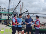确保渔民顺利开渔 文昌海岸警察走上渔船进行检查和宣传 - 海南新闻中心