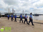 确保渔民顺利开渔 文昌海岸警察走上渔船进行检查和宣传 - 海南新闻中心