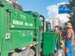 厨余垃圾“专线公交车”司机正在清运小区的厨余垃圾。　贾嘉 摄 - 海南新闻中心