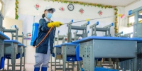 工作人员在海口市龙峰实验小学教室内进行防疫消杀。 康登淋 摄 - 中新网海南频道
