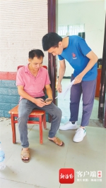 卢浩民(右)向那来村村民宣传乡村文明理念。记者 昂颖 摄 - 海南新闻中心