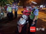 临高一摩托车司机遇查酒驾突然加速调头逃离，执勤民警：不对劲，拦下 - 海南新闻中心