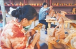 传承人正在手工制作黎陶器皿。 海南日报记者 武威 摄 - 中新网海南频道